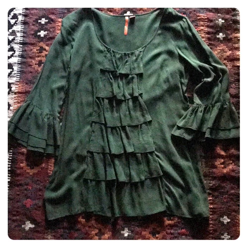 Green tunic with ruffled 3/4 inch sleeves
